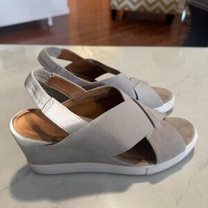 LIKE NEW Caslon Alaysa Gray Suede Wedge Sandal Size 8